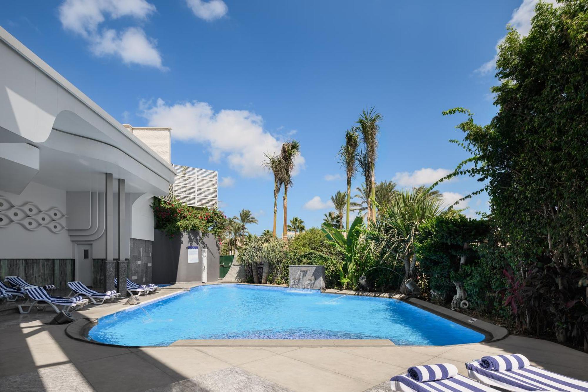 Mirage Hotel & Conference Center Alexandria Exterior photo The pool at the hotel
